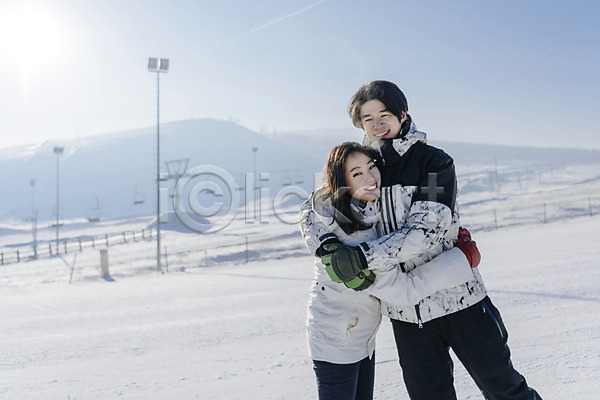 다정 즐거움 20대 남자 두명 성인 성인만 여자 한국인 JPG 앞모습 옆모습 포토 겨울 눈(날씨) 몽골 미소(표정) 상반신 서기 스키장 야외 주간 커플 포옹