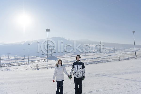 다정 20대 남자 두명 성인 성인만 여자 한국인 JPG 앞모습 포토 겨울 눈(날씨) 몽골 상반신 서기 손잡기 스키장 야외 주간 커플 하늘 햇빛