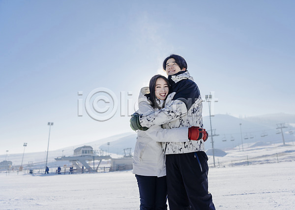 다정 20대 남자 두명 성인 성인만 여자 한국인 JPG 옆모습 포토 겨울 눈(날씨) 몽골 미소(표정) 상반신 서기 스키장 야외 주간 커플 포옹 하늘