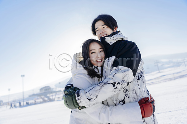 다정 20대 남자 두명 성인 성인만 여자 한국인 JPG 옆모습 포토 겨울 눈(날씨) 몽골 미소(표정) 상반신 서기 스키장 야외 주간 커플 포옹
