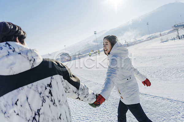다정 20대 남자 두명 성인 성인만 여자 한국인 JPG 뒷모습 포토 걷기 겨울 눈(날씨) 몽골 미소(표정) 상반신 손잡기 스키장 야외 주간 커플