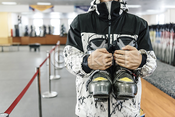 20대 남자 성인 성인남자한명만 한국인 한명 JPG 앞모습 포토 겨울 대여 들기 몽골 상반신 서기 스키장 스키장비 실내