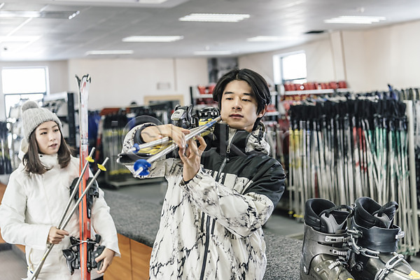20대 남자 두명 성인 성인만 여자 한국인 JPG 앞모습 포토 겨울 대여 들기 몽골 상반신 서기 스키 스키장 스키장비 실내 커플