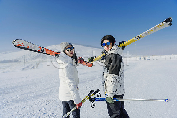 즐거움 20대 남자 두명 성인 성인만 여자 한국인 JPG 뒷모습 포토 겨울 눈(날씨) 뒤돌아보기 들기 몽골 상반신 서기 스키 스키장 스키장비 야외 주간 커플