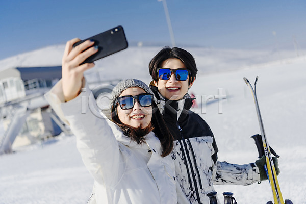 다정 20대 남자 두명 성인 성인만 여자 한국인 JPG 앞모습 포토 겨울 눈(날씨) 몽골 미소(표정) 상반신 서기 셀프카메라 스마트폰 스키장 야외 주간 커플