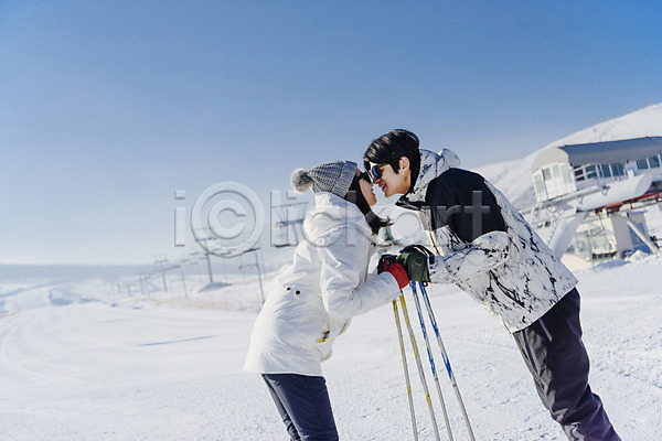 다정 20대 남자 두명 성인 성인만 여자 한국인 JPG 옆모습 포토 겨울 눈(날씨) 몽골 상반신 서기 스키 스키장 야외 주간 커플 키스