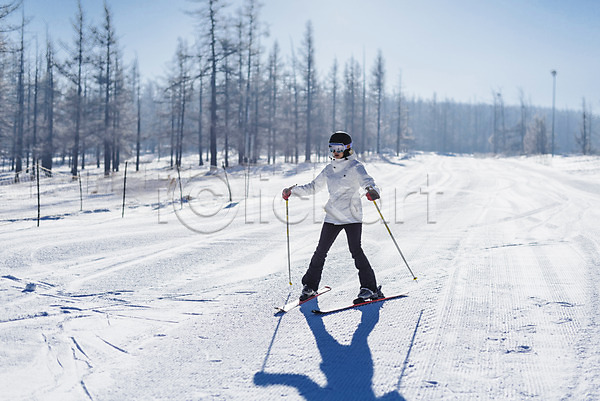 20대 성인 성인여자한명만 여자 한국인 한명 JPG 앞모습 포토 겨울 눈(날씨) 몽골 스키 스키장 스키타기 야외 전신 주간 하늘