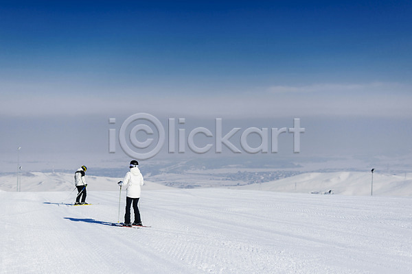 20대 남자 두명 성인 성인만 여자 한국인 JPG 뒷모습 옆모습 포토 겨울 눈(날씨) 몽골 스키 스키장 스키타기 야외 전신 주간 커플 하늘