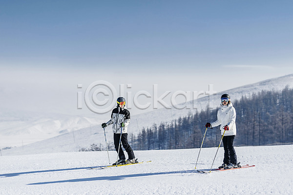 20대 남자 두명 성인 성인만 여자 한국인 JPG 옆모습 포토 겨울 눈(날씨) 몽골 스키 스키장 스키타기 야외 전신 주간 커플 하늘