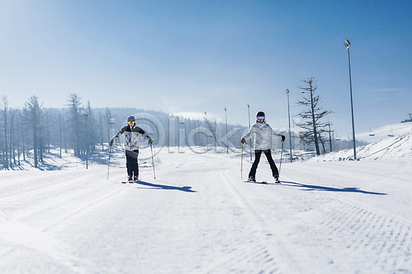 20대 남자 두명 성인 성인만 여자 한국인 JPG 앞모습 포토 겨울 눈(날씨) 몽골 스키 스키장 스키타기 야외 전신 주간 커플 하늘