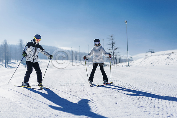 20대 남자 두명 성인 성인만 여자 한국인 JPG 앞모습 포토 겨울 눈(날씨) 몽골 스키 스키장 스키타기 야외 전신 주간 커플 하늘