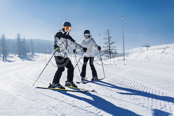 20대 남자 두명 성인 성인만 여자 한국인 JPG 앞모습 포토 겨울 눈(날씨) 몽골 스키 스키장 스키타기 야외 전신 주간 커플