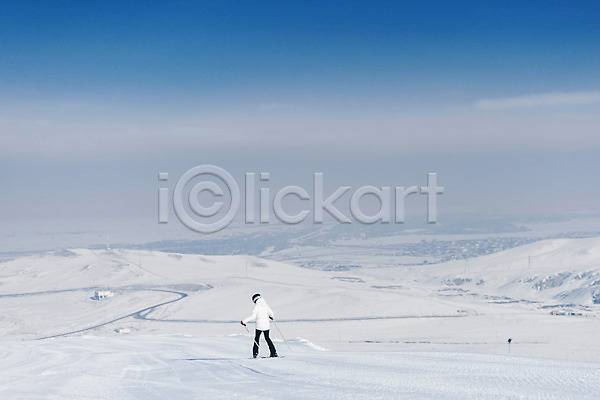 20대 성인 성인여자한명만 여자 한국인 한명 JPG 뒷모습 포토 겨울 눈(날씨) 몽골 스키 스키장 스키타기 야외 전신 주간 하늘