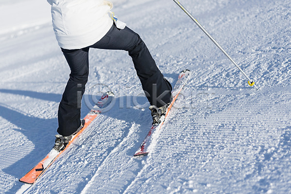 20대 성인 성인여자한명만 여자 한국인 한명 JPG 뒷모습 포토 겨울 눈(날씨) 몽골 스키 스키장 스키타기 야외 주간 하반신