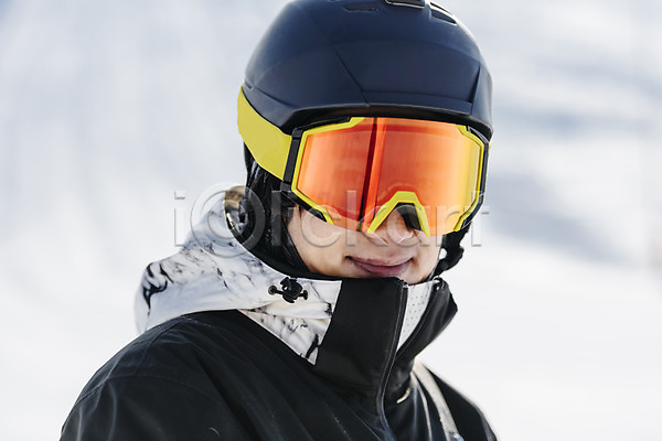 20대 남자 성인 성인남자한명만 한국인 한명 JPG 근접촬영 옆모습 포토 겨울 눈(날씨) 몽골 미소(표정) 상반신 스키 스키장 야외 주간