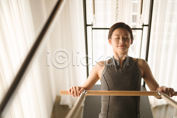 30대 성인 성인여자한명만 여자 한국인 한명 JPG 앞모습 포토 건강 기구필라테스 상반신 스트레칭 실내 앉기 운동 운동기구 필라테스