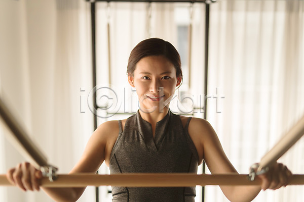 30대 성인 성인여자한명만 여자 한국인 한명 JPG 앞모습 포토 건강 기구필라테스 상반신 스트레칭 실내 앉기 운동 운동기구 필라테스