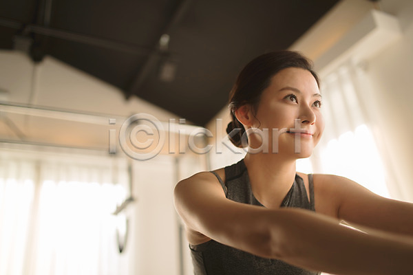 30대 성인 성인여자한명만 여자 한국인 한명 JPG 로우앵글 앞모습 포토 건강 기구필라테스 상반신 스트레칭 실내 앉기 운동기구 필라테스