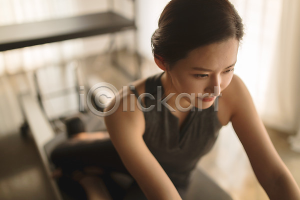 30대 성인 성인여자한명만 여자 한국인 한명 JPG 근접촬영 앞모습 포토 하이앵글 건강 기구필라테스 상반신 스트레칭 실내 앉기 운동기구 필라테스