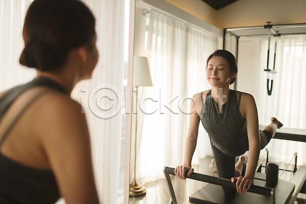 30대 성인 성인여자한명만 여자 한국인 한명 JPG 뒷모습 포토 거울 건강 기구필라테스 눈감음 미소(표정) 상반신 스트레칭 실내 운동기구 필라테스