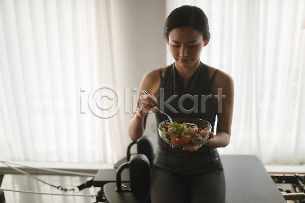 휴식 30대 성인 성인여자한명만 여자 한국인 한명 JPG 앞모습 포토 먹기 상반신 샐러드 실내 앉기 음식 필라테스
