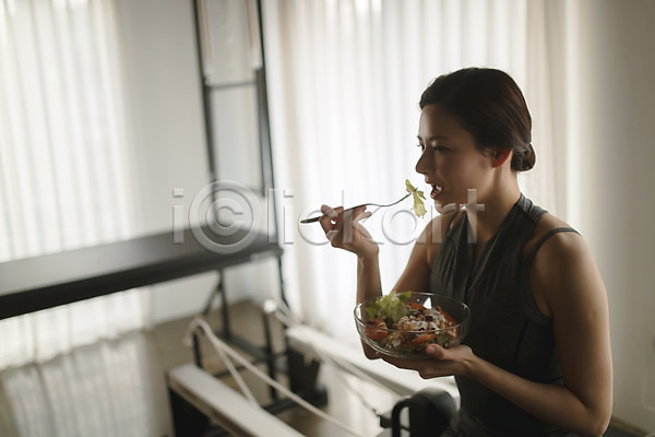 휴식 30대 성인 성인여자한명만 여자 한국인 한명 JPG 옆모습 포토 들기 먹기 상반신 샐러드 실내 앉기 양상추 음식 토마토 필라테스