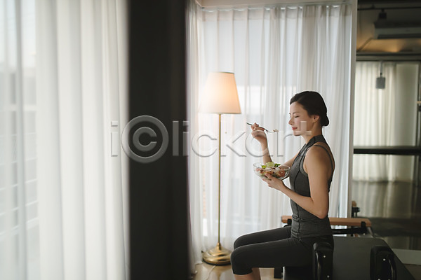휴식 30대 성인 성인여자한명만 여자 한국인 한명 JPG 옆모습 포토 들기 먹기 상반신 샐러드 실내 앉기 음식 포크 필라테스