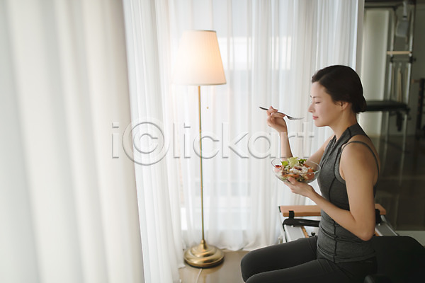 휴식 30대 성인 성인여자한명만 여자 한국인 한명 JPG 옆모습 포토 들기 먹기 상반신 샐러드 실내 앉기 음식 전등 필라테스