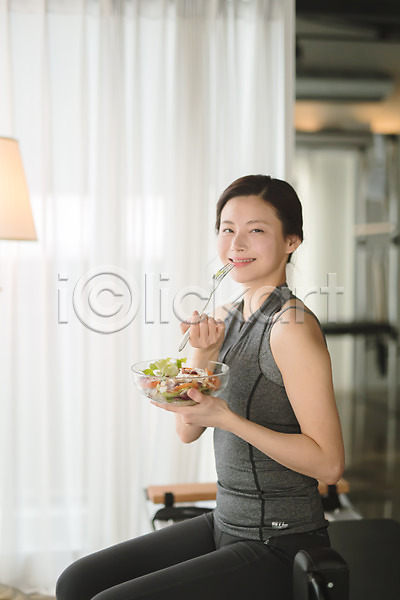 휴식 30대 성인 성인여자한명만 여자 한국인 한명 JPG 옆모습 포토 들기 먹기 미소(표정) 상반신 샐러드 실내 앉기 음식 포크 필라테스