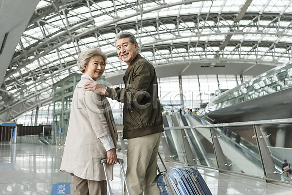 60대 남자 노년 노인만 두명 여자 한국인 JPG 뒷모습 포토 공항 노부부 뒤돌아보기 미소(표정) 상반신 서기 실내 여행 인천국제공항 주간 캐리어