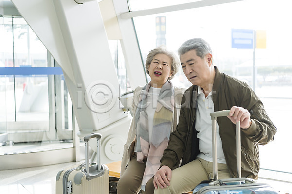 고통 피곤 60대 남자 노년 노인만 두명 여자 한국인 JPG 앞모습 포토 공항 노부부 무릎통증 상반신 실내 앉기 여행 응시 의자 인천국제공항 주간 캐리어 힘듦