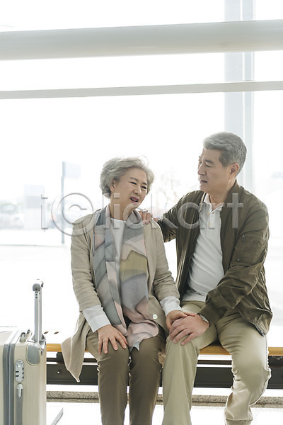 고통 60대 남자 노년 노인만 두명 여자 한국인 JPG 앞모습 포토 공항 노부부 상반신 실내 안마기 앉기 어깨에손 여행 울상 의자 인천국제공항 주간 힘듦