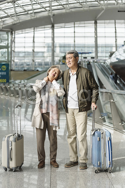 고통 피곤 60대 남자 노년 노인만 두명 여자 한국인 JPG 앞모습 포토 공항 노부부 손들기 실내 여행 울상 인천국제공항 전신 주간 캐리어 힘듦