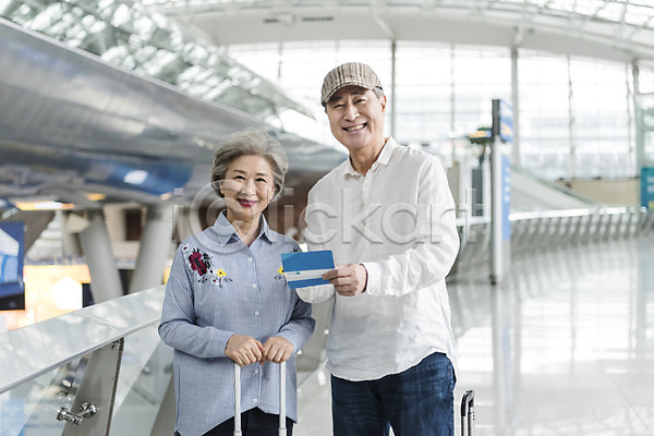 60대 남자 노인만 두명 여자 한국인 JPG 앞모습 포토 공항 노부부 미소(표정) 상반신 서기 실내 여행 응시 인천국제공항 주간 캐리어 통장