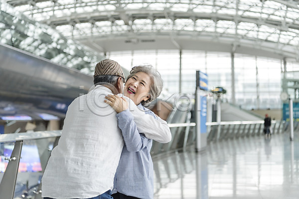 반가움 60대 남자 노년 노인만 두명 여자 한국인 JPG 뒷모습 앞모습 포토 공항 노부부 상반신 서기 실내 여행 웃음 인천국제공항 주간 포옹