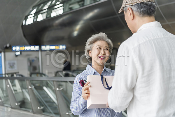 기쁨 60대 남자 노년 노인만 두명 여자 한국인 JPG 뒷모습 앞모습 포토 공항 노부부 미소(표정) 상반신 서기 선물 쇼핑백 실내 여행 인천국제공항 주간 주기