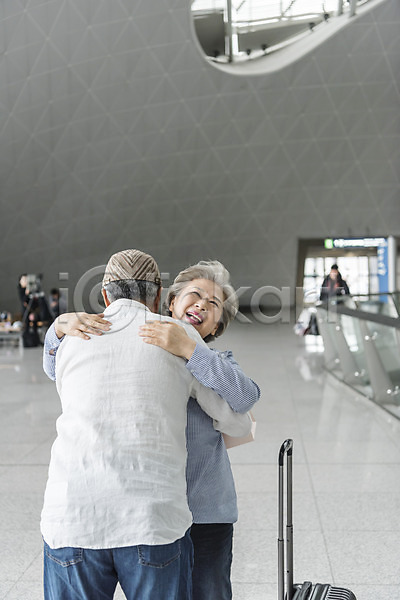 반가움 60대 남자 노년 노인만 두명 여자 한국인 JPG 뒷모습 앞모습 포토 공항 노부부 상반신 서기 실내 안기 여행 인사 인천국제공항 주간 캐리어 포옹