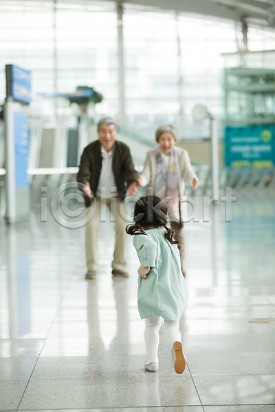60대 남자 노년 세명 소녀(어린이) 어린이 여자 한국인 JPG 뒷모습 아웃포커스 앞모습 포토 공항 노부부 달리기 미소(표정) 서기 손녀 실내 인천국제공항 전신 주간 팔벌리기 할머니 할아버지