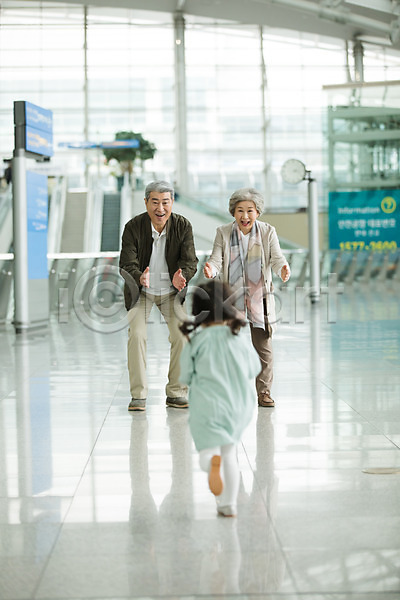 60대 남자 노년 세명 소녀(어린이) 어린이 여자 한국인 JPG 앞모습 포토 공항 노부부 달리기 서기 손녀 실내 웃음 인천국제공항 전신 주간 팔벌리기 할머니 할아버지