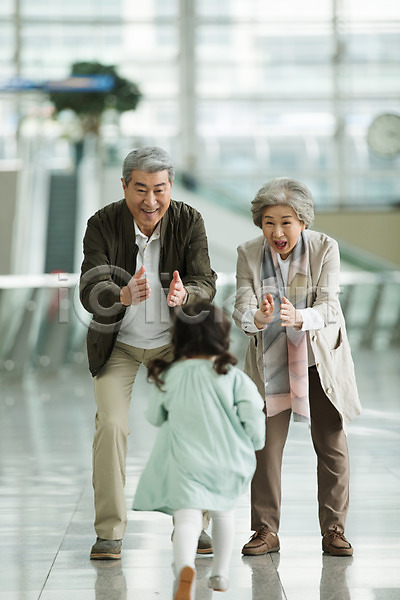 60대 남자 노년 세명 소녀(어린이) 어린이 여자 한국인 JPG 앞모습 포토 공항 노부부 달리기 서기 손녀 실내 응시 인천국제공항 전신 주간 팔벌리기 할머니 할아버지