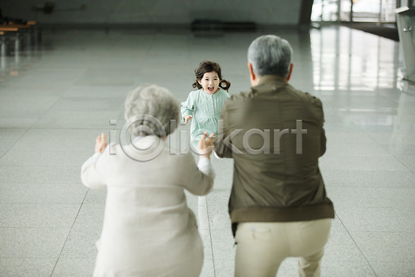 60대 남자 노년 세명 소녀(어린이) 어린이 여자 한국인 JPG 뒷모습 앞모습 포토 가족 공항 달리기 부부 상반신 손녀 실내 앉기 웃음 인천국제공항 주간 팔벌리기 할머니 할아버지