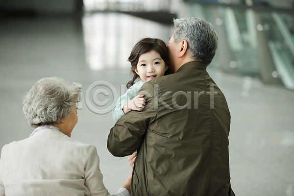 60대 남자 노년 세명 소녀(어린이) 어린이 여자 한국인 JPG 뒷모습 앞모습 포토 가족 공항 부부 상반신 서기 손녀 실내 안기 앉기 응시 인천국제공항 주간 할머니 할아버지