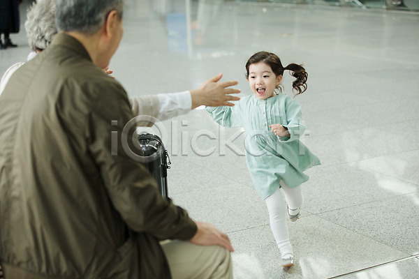 60대 남자 노년 세명 소녀(어린이) 어린이 여자 한국인 JPG 뒷모습 앞모습 포토 가족 공항 달리기 부부 상반신 손녀 실내 앉기 인천국제공항 전신 주간 팔벌리기 할머니 할아버지