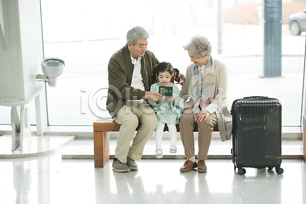 60대 남자 노년 세명 소녀(어린이) 어린이 여자 한국인 JPG 앞모습 포토 가족 공항 부부 손녀 실내 앉기 여권 여행 응시 의자 인천국제공항 전신 주간 캐리어 할머니 할아버지