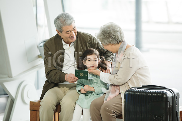 60대 남자 노년 세명 소녀(어린이) 어린이 여자 한국인 JPG 앞모습 옆모습 포토 가족 공항 미소(표정) 부부 상반신 손녀 실내 앉기 여권 여행 의자 인천국제공항 주간 캐리어 할머니 할아버지