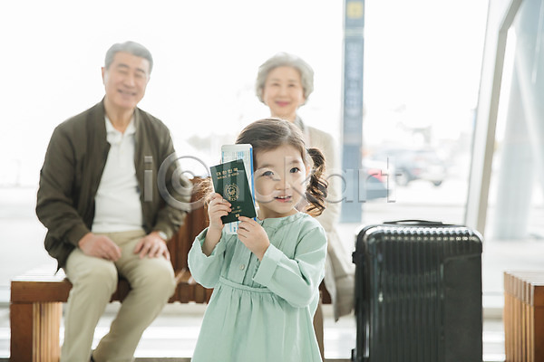 60대 남자 노년 세명 소녀(어린이) 어린이 여자 한국인 JPG 앞모습 포토 가족 공항 미소(표정) 부부 상반신 서기 손녀 실내 앉기 여권 여행 의자 인천국제공항 주간 창가 캐리어 할머니 할아버지