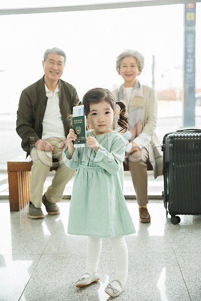 60대 남자 노년 세명 소녀(어린이) 어린이 여자 한국인 JPG 앞모습 포토 가족 공항 미소(표정) 부부 서기 손녀 실내 앉기 여권 여행 의자 인천국제공항 전신 주간 캐리어 할머니 할아버지