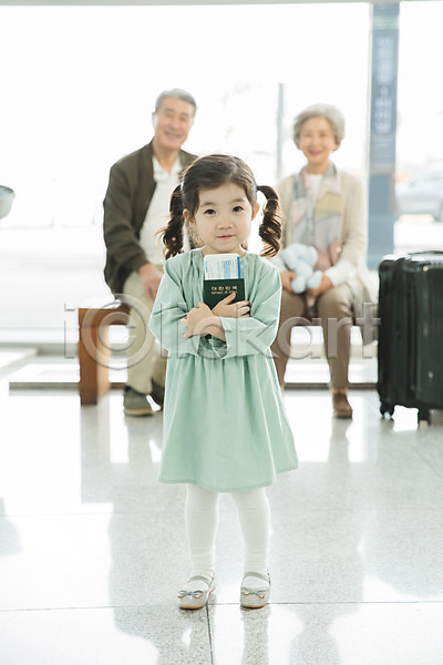 60대 남자 노년 세명 소녀(어린이) 어린이 여자 한국인 JPG 앞모습 포토 가족 공항 들기 미소(표정) 부부 서기 손녀 실내 앉기 여권 여행 의자 인천국제공항 전신 주간 캐리어 할머니 할아버지