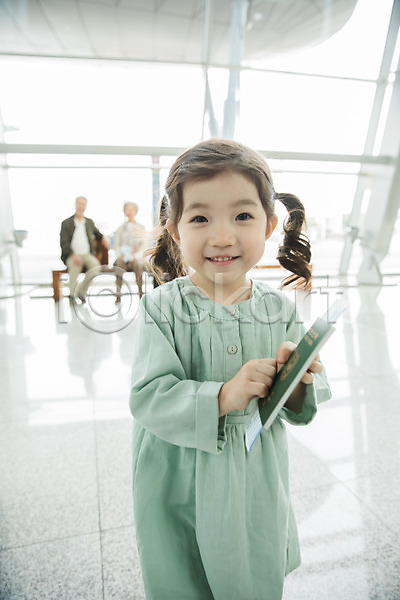 60대 남자 노년 세명 소녀(어린이) 어린이 여자 한국인 JPG 아웃포커스 앞모습 포토 공항 들기 미소(표정) 상반신 서기 손녀 실내 앉기 여권 인천국제공항 전신 주간 할머니 할아버지