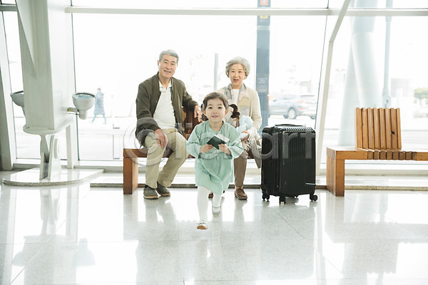 60대 남자 노년 세명 소녀(어린이) 어린이 여자 한국인 JPG 앞모습 포토 가족 공항 달리기 부부 손녀 실내 앉기 여권 의자 인천국제공항 전신 주간 창가 캐리어 할머니 할아버지